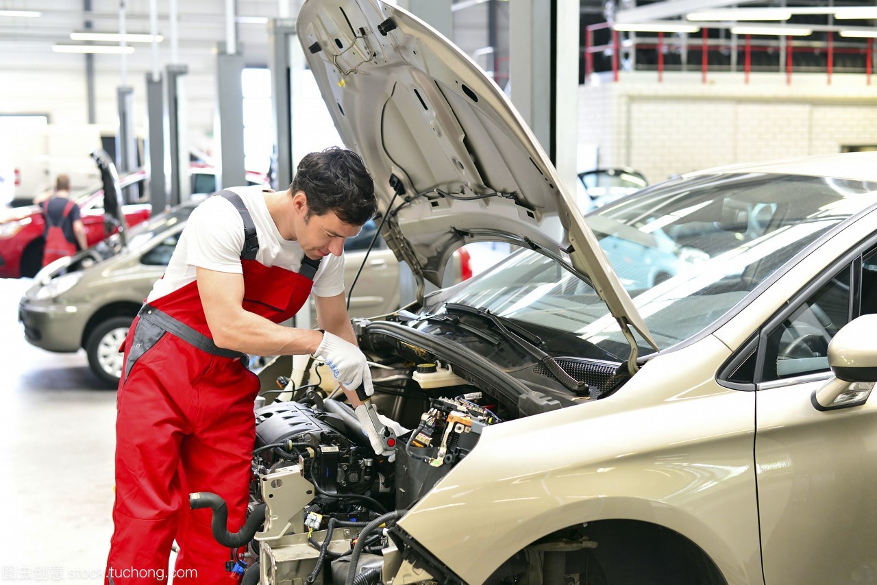汽車修理工 車間里的專業(yè)維修服務(wù)